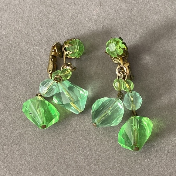 Vintage clip on faceted acrylic dangle earrings. Germany - Picture 2 of 4
